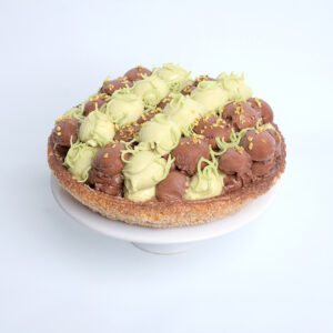banketbakkers korstschelp, gecoat met chocolade en gevuld met pistache en chocolade ijs.