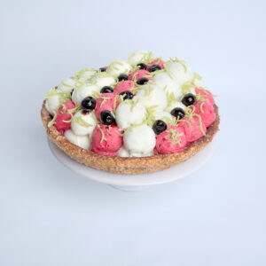 banketbakkers korstschelp, gecoat met chocolade en gevuld met de prachtige klassieke smaken vanille en kers. Deze ijstaart is gedecoreerd met amarena kersen en lime tagliatella