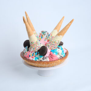 de verjaardagsdroom van elk kind. We maken de ijstaart standaard met oreo, koekiemonster en aardbeien ijs, maar je mag bij deze ijstaart ook je eigen smaken kiezen.