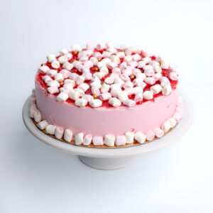 ijstaart marshmallow, met een aardbei spiegel en marshmallow decoratie