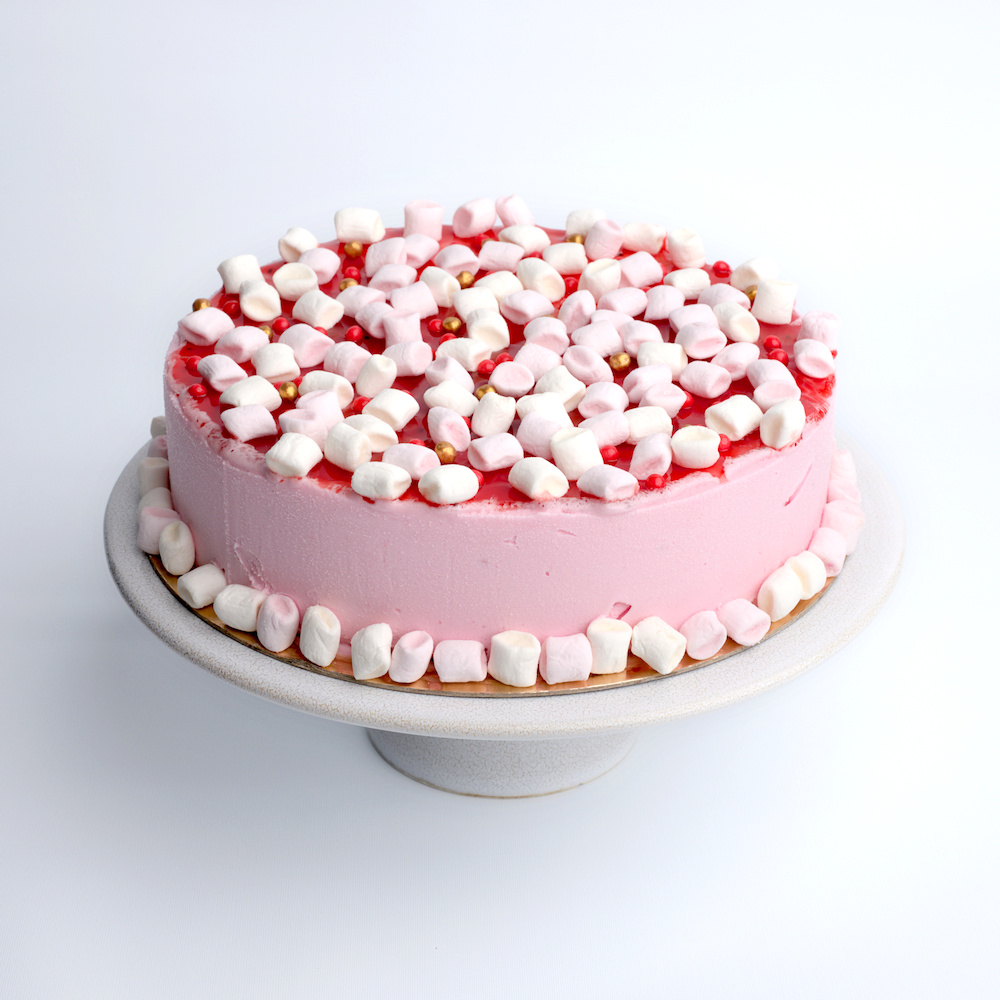 ijstaart marshmallow, met een aardbei spiegel en marshmallow decoratie
